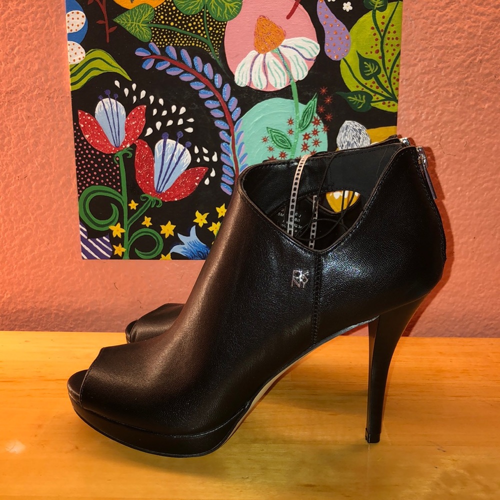 DKNY 💫 NEW 💫 black sleek heels